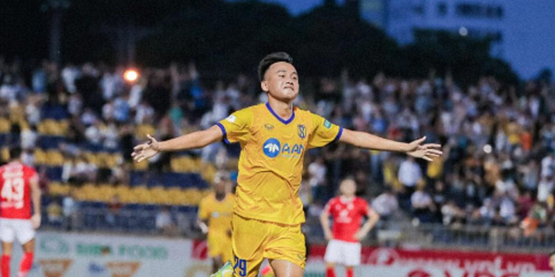 Cựu tuyển thủ U23 Việt Nam và màn trình diễn ấn tượng đưa SLNA lên nhì bảng V-League